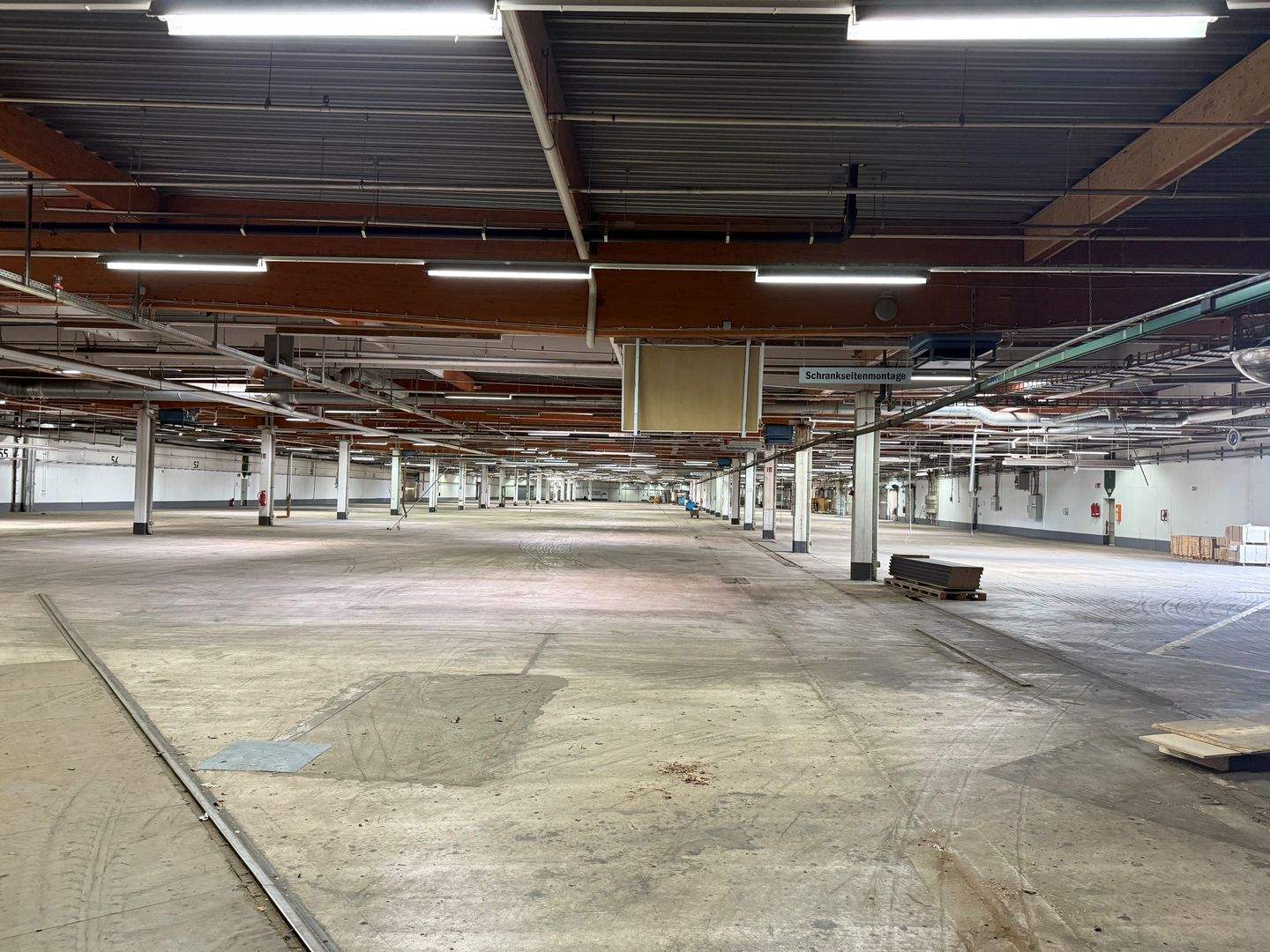 Lager- und Produktionsfläche in Mastershausen mit Bürofläche, Werkstätten, Hochrregallager und Parkfläche - Bild