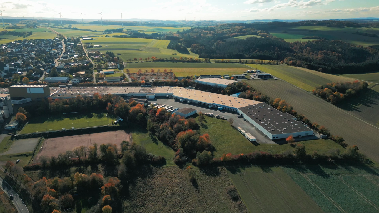 Lager- und Produktionsfläche in Mastershausen mit Bürofläche, Werkstätten, Hochrregallager und Parkfläche - Bild