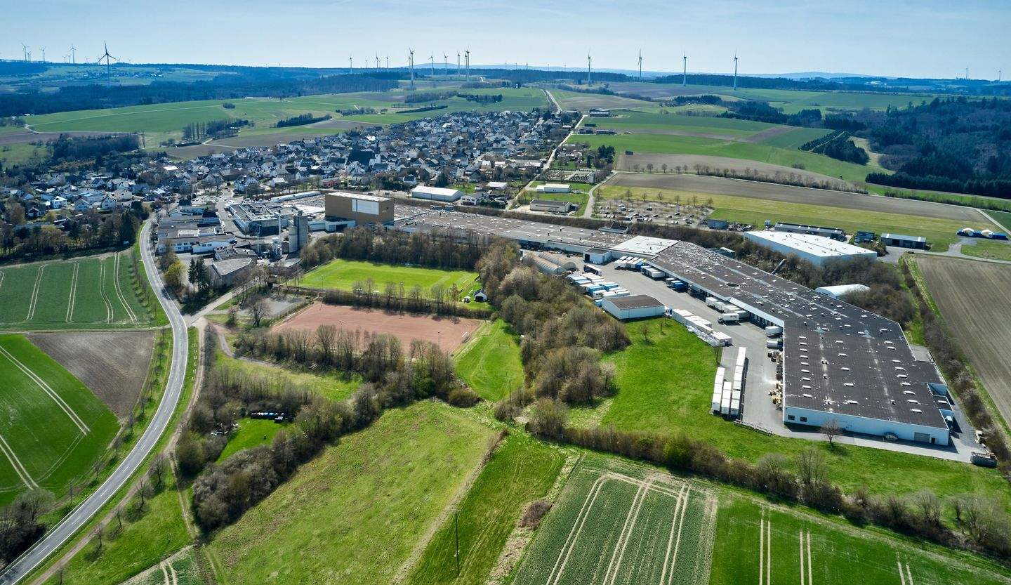 Lager- und Produktionsfläche in Mastershausen mit Bürofläche, Werkstätten, Hochrregallager und Parkfläche - Bild